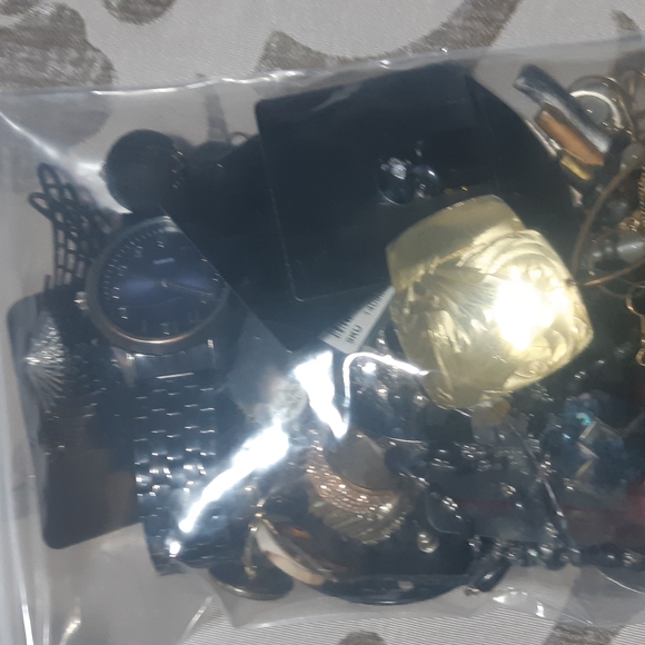 Assorted Women’s Fashion Jewelry Set - Mixed Metallics and Accent Colors - Picture 3 of 3